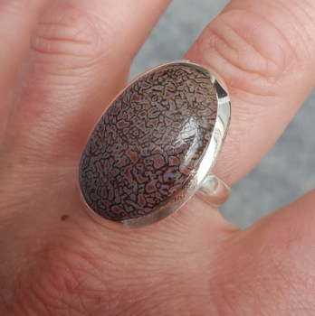 Zilveren ring gezet met brede ovale Dinosaurus been 18 mm