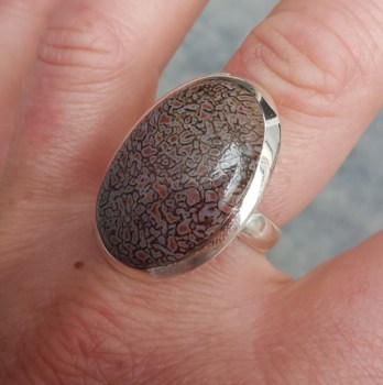 Zilveren ring gezet met brede ovale Dinosaurus been 18 mm