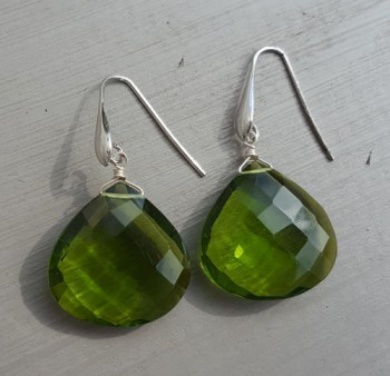 Zilveren oorbellen met Peridot quartz briolet