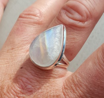 Zilveren ring gezet met druppelvormige Maansteen 18 mm