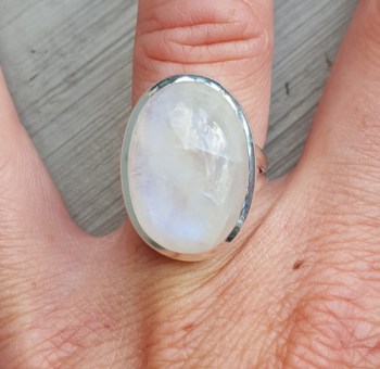 Zilveren ring gezet met ovale cabochon Maansteen 16.5