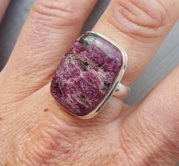 Zilveren ring gezet met rechthoekige Eudialiet 18.5 mm