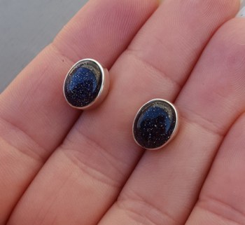 Zilveren oorknoppen gezet met blauwe Goudsteen