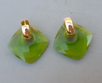 Vergulde creolen met vierkante Peridot quartz hanger