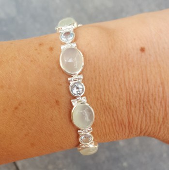 Zilveren armband met ovale aqua Chalcedoon en ronde Topazen