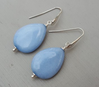 Oorbellen met gladde licht blauwe Jade briolet