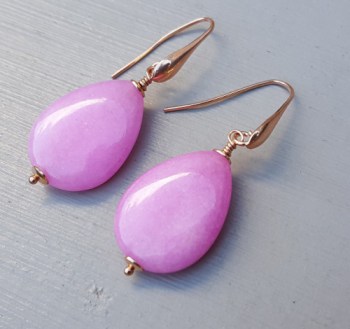 Oorbellen met gladde licht roze Jade briolet