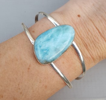 Zilveren armband gezet met grote Larimar