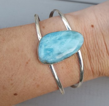 Zilveren armband gezet met grote Larimar