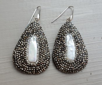 Zilveren oorbellen met hanger van kristallen en Parel