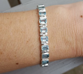 Zilveren armband gezet met rechthoekige blauwe Topazen