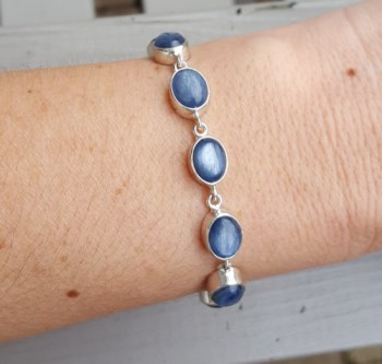 Zilveren armband met ovale cabochon Kyaniet schakels