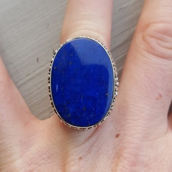 Zilveren ring met ovale Lapis Lazuli in bewerkte setting 17 mm