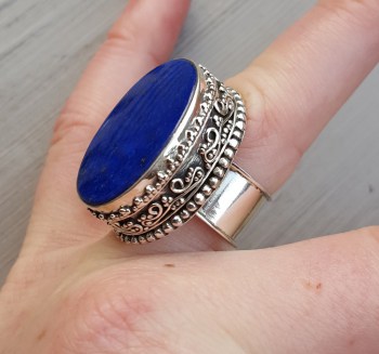 Zilveren ring met ovale Lapis Lazuli in bewerkte setting 17 mm