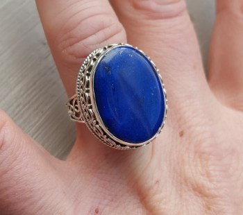 Zilveren ring ovale cabochon Lapis in bewerkte setting 17.3 mm