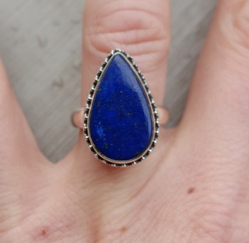 Zilveren ring gezet met Lapis Lazuli en bewerkte kop 17 mm