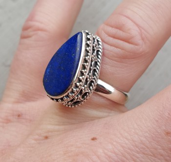 Zilveren ring gezet met Lapis Lazuli en bewerkte kop 17 mm