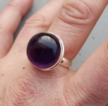 Zilveren ring ronde cabochon geslepen Amethist 18 mm