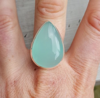 Zilveren ring gezet met druppelvormige aqua Chalcedoon 17.3 mm