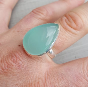 Zilveren ring gezet met druppelvormige aqua Chalcedoon 17.3 mm