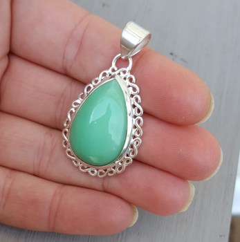 Zilveren hanger gezet met Chrysopraas en bewerkte setting