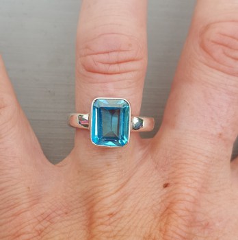 Zilveren ring gezet met rechthoekige blauw Topaas 18 mm