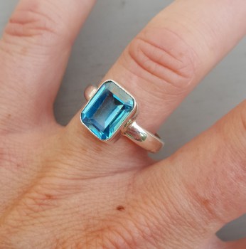 Zilveren ring gezet met rechthoekige blauw Topaas 18 mm