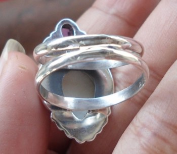 Zilveren ring met gezicht uit been en Granaat