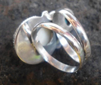Zilveren ring met gezicht uit been en gezet met Peridot