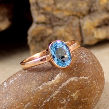 Rosé vergulde ring gezet met ovale blauwe Topaas 17 mm