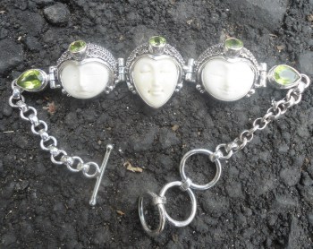 Zilveren armband met drie gezichten en Peridot