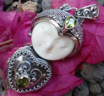Zilveren hanger met gezicht, Peridot en doosje