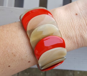 Armband van Buffelhoorn rood gelakt