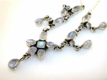 Zilveren ketting gezet met cabochon geslepen Maanstenen