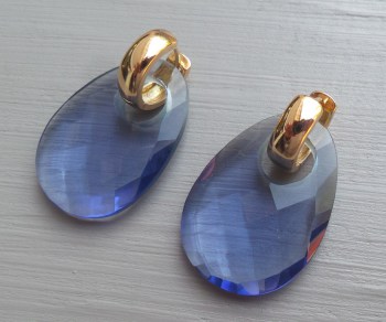 Goud vergulde creolen met ovale van Ioliet blauwe quartz