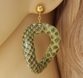 Goud vergulde oorbellen met wavy groene slangenleer hanger