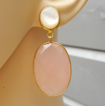 Goud vergulde oorbellen met roze Chalcedoon en Parelmoer