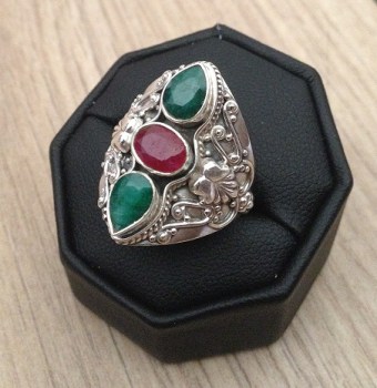 Zilveren edelsteen ring met Emerald en Robijnen ring maat 18.1