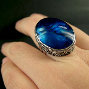 Zilveren ring met blauw Abalone schelp in bewerkte setting 17.3 