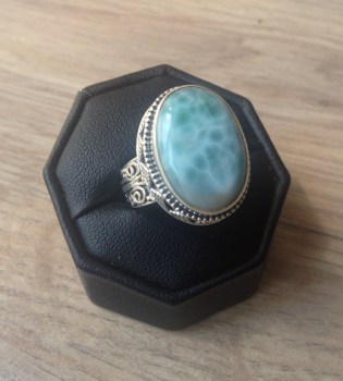 Zilveren edelsteen ring Larimar in bewerkte setting ring maat 17