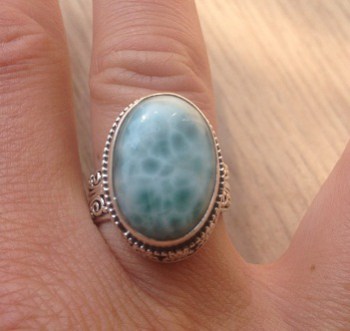 Zilveren edelsteen ring Larimar in bewerkte setting ring maat 17