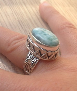 Zilveren edelsteen ring Larimar in bewerkte setting ring maat 17