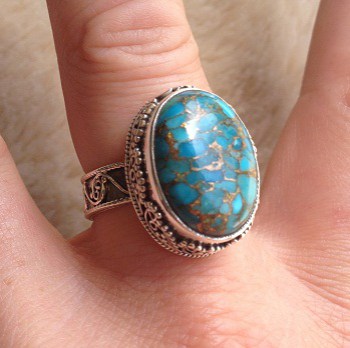 Zilveren ring met koper blauw Turkoois in bewerkte setting maat 