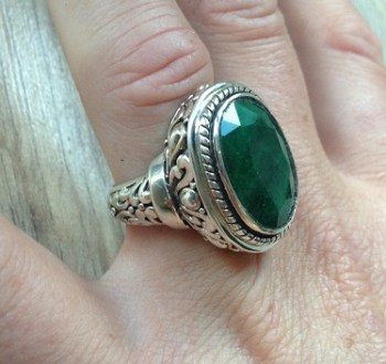 Zilveren ring met ovale Emerald met bewerkte kop en band 17 mm