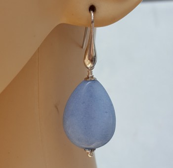 Oorbellen met gladde licht blauwe Jade briolet