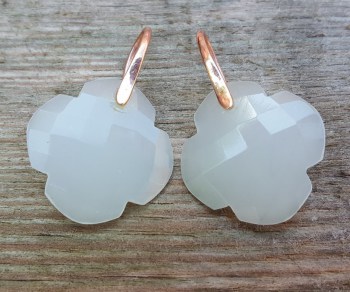 Oorbellen met klaver van wit Chalcedoon