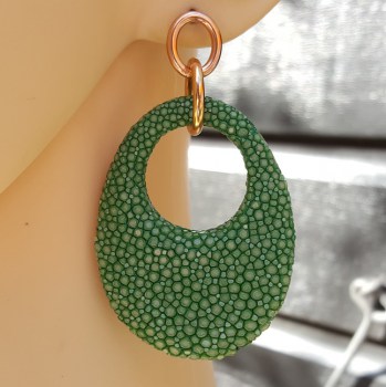 Oorbellen met ovale hanger van licht groen Roggenleer