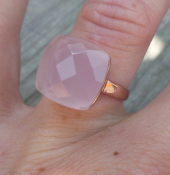 Rosé vergulde ring gezet met roze Chalcedoon