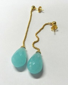 Vergulde lange oorbellen gezet met aqua Chalcedoon briolet