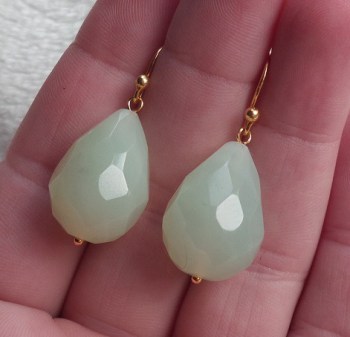 Vergulde oorbellen met groene Jade briolet